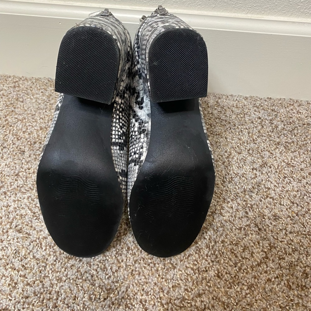 Billabong Snake Print Bootie Size 8 1.5 In Heel - image 4